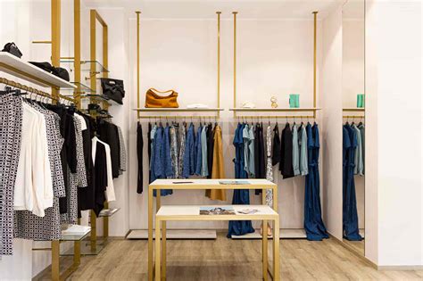 AbbigliamentoChi non si informa adeguatamente in anticipo corre il rischio di ricevere abbigliamento che non hanno la funzione desiderata o sono realizzati con materiali di qualità inferiore. Se volete un prodotto che soddisfi al meglio le vostre aspettative, dovreste provare un abbigliamento.
  <p>Per i prodotti si possono trovare test online e confronti tra i prodotti.  I confronti tra i prodotti possono aiutare a confrontare le diverse funzioni o proprietà dei diversi prodotti. Di seguito, spieghiamo perché la ricerca è importante e di cosa si dovrebbe essere consapevoli quando si acquista un articolo.
</p>

<h2>Acquisto di Abbigliamento - criteri importanti</h2>

<p>Una lista di controllo può aiutarti a evitare di dover cercare informazioni sui prodotti su decine di siti web. Di seguito è riportato un esempio di una lista di controllo che può aiutarvi a trovare il prodotto giusto. Importanti criteri di acquisto includono, ad esempio:
</p><ul>
<li>Opinioni dei clienti</li>
<li>Confronti dei prezzi</li>
<li>Dettagli del prodotto</li>
<li>Termini e condizioni di consegna</li>
<li>Domande dei clienti e risposte dei marchi</li>
</ul>
<h2>Qual è l