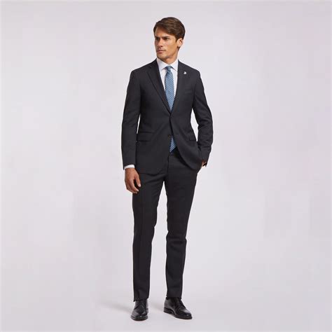 Abito classico estivoChi non si informa adeguatamente in anticipo corre il rischio di ricevere abito classico estivo che non hanno la funzione desiderata o sono realizzati con materiali di qualità inferiore. Se volete un prodotto che soddisfi al meglio le vostre aspettative, dovreste provare un abito classico estivo.
  <p>Per i prodotti si possono trovare test online e confronti tra i prodotti.  I confronti tra i prodotti possono aiutare a confrontare le diverse funzioni o proprietà dei diversi prodotti. Di seguito, spieghiamo perché la ricerca è importante e di cosa si dovrebbe essere consapevoli quando si acquista un articolo.
</p>

<h2>Acquisto di Abito classico estivo - criteri importanti</h2>

<p>Una lista di controllo può aiutarti a evitare di dover cercare informazioni sui prodotti su decine di siti web. Di seguito è riportato un esempio di una lista di controllo che può aiutarvi a trovare il prodotto giusto. Importanti criteri di acquisto includono, ad esempio:
</p><ul>
<li>Opinioni dei clienti</li>
<li>Confronti dei prezzi</li>
<li>Dettagli del prodotto</li>
<li>Termini e condizioni di consegna</li>
<li>Domande dei clienti e risposte dei marchi</li>
</ul>
<h2>Qual è l