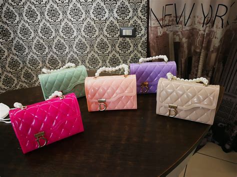 Accessori videoChi non si informa adeguatamente in anticipo corre il rischio di ricevere accessori video che non hanno la funzione desiderata o sono realizzati con materiali di qualità inferiore. Se volete un prodotto che soddisfi al meglio le vostre aspettative, dovreste provare un accessori video.
  <p>Per i prodotti si possono trovare test online e confronti tra i prodotti.  I confronti tra i prodotti possono aiutare a confrontare le diverse funzioni o proprietà dei diversi prodotti. Di seguito, spieghiamo perché la ricerca è importante e di cosa si dovrebbe essere consapevoli quando si acquista un articolo.
</p>

<h2>Acquisto di Accessori video - criteri importanti</h2>

<p>Una lista di controllo può aiutarti a evitare di dover cercare informazioni sui prodotti su decine di siti web. Di seguito è riportato un esempio di una lista di controllo che può aiutarvi a trovare il prodotto giusto. Importanti criteri di acquisto includono, ad esempio:
</p><ul>
<li>Opinioni dei clienti</li>
<li>Confronti dei prezzi</li>
<li>Dettagli del prodotto</li>
<li>Termini e condizioni di consegna</li>
<li>Domande dei clienti e risposte dei marchi</li>
</ul>
<h2>Qual è l