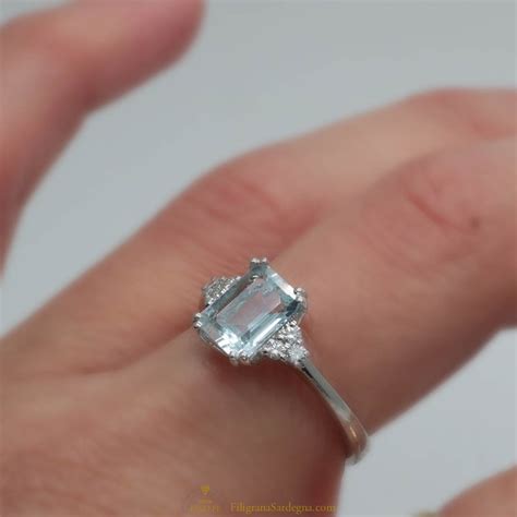 Anello acquamarinaChi non si informa adeguatamente in anticipo corre il rischio di ricevere anello acquamarina che non hanno la funzione desiderata o sono realizzati con materiali di qualità inferiore. Se volete un prodotto che soddisfi al meglio le vostre aspettative, dovreste provare un anello acquamarina.
  <p>Per i prodotti si possono trovare test online e confronti tra i prodotti.  I confronti tra i prodotti possono aiutare a confrontare le diverse funzioni o proprietà dei diversi prodotti. Di seguito, spieghiamo perché la ricerca è importante e di cosa si dovrebbe essere consapevoli quando si acquista un articolo.
</p>

<h2>Acquisto di Anello acquamarina - criteri importanti</h2>

<p>Una lista di controllo può aiutarti a evitare di dover cercare informazioni sui prodotti su decine di siti web. Di seguito è riportato un esempio di una lista di controllo che può aiutarvi a trovare il prodotto giusto. Importanti criteri di acquisto includono, ad esempio:
</p><ul>
<li>Opinioni dei clienti</li>
<li>Confronti dei prezzi</li>
<li>Dettagli del prodotto</li>
<li>Termini e condizioni di consegna</li>
<li>Domande dei clienti e risposte dei marchi</li>
</ul>
<h2>Qual è l