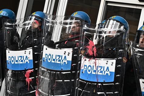 AntisommossaChi non si informa adeguatamente in anticipo corre il rischio di ricevere antisommossa che non hanno la funzione desiderata o sono realizzati con materiali di qualità inferiore. Se volete un prodotto che soddisfi al meglio le vostre aspettative, dovreste provare un antisommossa.
  <p>Per i prodotti si possono trovare test online e confronti tra i prodotti.  I confronti tra i prodotti possono aiutare a confrontare le diverse funzioni o proprietà dei diversi prodotti. Di seguito, spieghiamo perché la ricerca è importante e di cosa si dovrebbe essere consapevoli quando si acquista un articolo.
</p>

<h2>Acquisto di Antisommossa - criteri importanti</h2>

<p>Una lista di controllo può aiutarti a evitare di dover cercare informazioni sui prodotti su decine di siti web. Di seguito è riportato un esempio di una lista di controllo che può aiutarvi a trovare il prodotto giusto. Importanti criteri di acquisto includono, ad esempio:
</p><ul>
<li>Opinioni dei clienti</li>
<li>Confronti dei prezzi</li>
<li>Dettagli del prodotto</li>
<li>Termini e condizioni di consegna</li>
<li>Domande dei clienti e risposte dei marchi</li>
</ul>
<h2>Qual è l