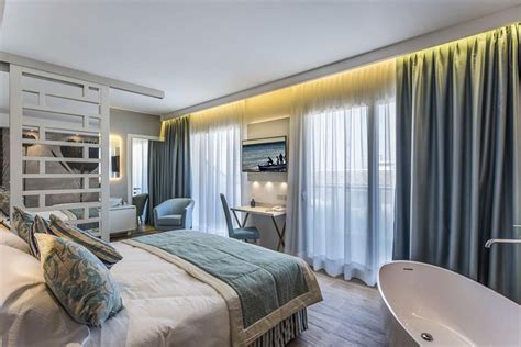 Arredamento hotelChi non si informa adeguatamente in anticipo corre il rischio di ricevere arredamento hotel che non hanno la funzione desiderata o sono realizzati con materiali di qualità inferiore. Se volete un prodotto che soddisfi al meglio le vostre aspettative, dovreste provare un arredamento hotel.
  <p>Per i prodotti si possono trovare test online e confronti tra i prodotti.  I confronti tra i prodotti possono aiutare a confrontare le diverse funzioni o proprietà dei diversi prodotti. Di seguito, spieghiamo perché la ricerca è importante e di cosa si dovrebbe essere consapevoli quando si acquista un articolo.
</p>

<h2>Acquisto di Arredamento hotel - criteri importanti</h2>

<p>Una lista di controllo può aiutarti a evitare di dover cercare informazioni sui prodotti su decine di siti web. Di seguito è riportato un esempio di una lista di controllo che può aiutarvi a trovare il prodotto giusto. Importanti criteri di acquisto includono, ad esempio:
</p><ul>
<li>Opinioni dei clienti</li>
<li>Confronti dei prezzi</li>
<li>Dettagli del prodotto</li>
<li>Termini e condizioni di consegna</li>
<li>Domande dei clienti e risposte dei marchi</li>
</ul>
<h2>Qual è l