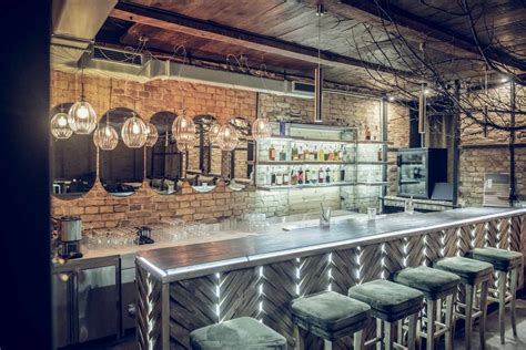 Bancone bar stileChi non si informa adeguatamente in anticipo corre il rischio di ricevere bancone bar stile che non hanno la funzione desiderata o sono realizzati con materiali di qualità inferiore. Se volete un prodotto che soddisfi al meglio le vostre aspettative, dovreste provare un bancone bar stile.
  <p>Per i prodotti si possono trovare test online e confronti tra i prodotti.  I confronti tra i prodotti possono aiutare a confrontare le diverse funzioni o proprietà dei diversi prodotti. Di seguito, spieghiamo perché la ricerca è importante e di cosa si dovrebbe essere consapevoli quando si acquista un articolo.
</p>

<h2>Acquisto di Bancone bar stile - criteri importanti</h2>

<p>Una lista di controllo può aiutarti a evitare di dover cercare informazioni sui prodotti su decine di siti web. Di seguito è riportato un esempio di una lista di controllo che può aiutarvi a trovare il prodotto giusto. Importanti criteri di acquisto includono, ad esempio:
</p><ul>
<li>Opinioni dei clienti</li>
<li>Confronti dei prezzi</li>
<li>Dettagli del prodotto</li>
<li>Termini e condizioni di consegna</li>
<li>Domande dei clienti e risposte dei marchi</li>
</ul>
<h2>Qual è l