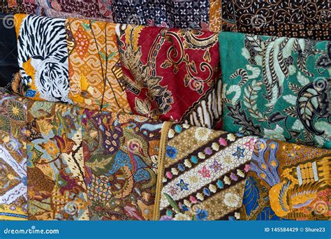 BatikChi non si informa adeguatamente in anticipo corre il rischio di ricevere batik che non hanno la funzione desiderata o sono realizzati con materiali di qualità inferiore. Se volete un prodotto che soddisfi al meglio le vostre aspettative, dovreste provare un batik.
  <p>Per i prodotti si possono trovare test online e confronti tra i prodotti.  I confronti tra i prodotti possono aiutare a confrontare le diverse funzioni o proprietà dei diversi prodotti. Di seguito, spieghiamo perché la ricerca è importante e di cosa si dovrebbe essere consapevoli quando si acquista un articolo.
</p>

<h2>Acquisto di Batik - criteri importanti</h2>

<p>Una lista di controllo può aiutarti a evitare di dover cercare informazioni sui prodotti su decine di siti web. Di seguito è riportato un esempio di una lista di controllo che può aiutarvi a trovare il prodotto giusto. Importanti criteri di acquisto includono, ad esempio:
</p><ul>
<li>Opinioni dei clienti</li>
<li>Confronti dei prezzi</li>
<li>Dettagli del prodotto</li>
<li>Termini e condizioni di consegna</li>
<li>Domande dei clienti e risposte dei marchi</li>
</ul>
<h2>Qual è l