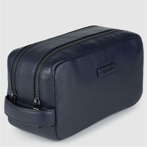 Beauty case uomoChi non si informa adeguatamente in anticipo corre il rischio di ricevere beauty case uomo che non hanno la funzione desiderata o sono realizzati con materiali di qualità inferiore. Se volete un prodotto che soddisfi al meglio le vostre aspettative, dovreste provare un beauty case uomo.
  <p>Per i prodotti si possono trovare test online e confronti tra i prodotti.  I confronti tra i prodotti possono aiutare a confrontare le diverse funzioni o proprietà dei diversi prodotti. Di seguito, spieghiamo perché la ricerca è importante e di cosa si dovrebbe essere consapevoli quando si acquista un articolo.
</p>

<h2>Acquisto di Beauty case uomo - criteri importanti</h2>

<p>Una lista di controllo può aiutarti a evitare di dover cercare informazioni sui prodotti su decine di siti web. Di seguito è riportato un esempio di una lista di controllo che può aiutarvi a trovare il prodotto giusto. Importanti criteri di acquisto includono, ad esempio:
</p><ul>
<li>Opinioni dei clienti</li>
<li>Confronti dei prezzi</li>
<li>Dettagli del prodotto</li>
<li>Termini e condizioni di consegna</li>
<li>Domande dei clienti e risposte dei marchi</li>
</ul>
<h2>Qual è l