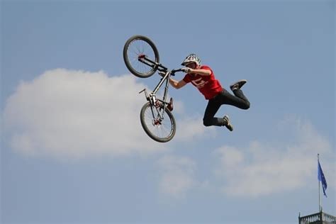 Biciclette da saltoChi non si informa adeguatamente in anticipo corre il rischio di ricevere biciclette da salto che non hanno la funzione desiderata o sono realizzati con materiali di qualità inferiore. Se volete un prodotto che soddisfi al meglio le vostre aspettative, dovreste provare un biciclette da salto.
  <p>Per i prodotti si possono trovare test online e confronti tra i prodotti.  I confronti tra i prodotti possono aiutare a confrontare le diverse funzioni o proprietà dei diversi prodotti. Di seguito, spieghiamo perché la ricerca è importante e di cosa si dovrebbe essere consapevoli quando si acquista un articolo.
</p>

<h2>Acquisto di Biciclette da salto - criteri importanti</h2>

<p>Una lista di controllo può aiutarti a evitare di dover cercare informazioni sui prodotti su decine di siti web. Di seguito è riportato un esempio di una lista di controllo che può aiutarvi a trovare il prodotto giusto. Importanti criteri di acquisto includono, ad esempio:
</p><ul>
<li>Opinioni dei clienti</li>
<li>Confronti dei prezzi</li>
<li>Dettagli del prodotto</li>
<li>Termini e condizioni di consegna</li>
<li>Domande dei clienti e risposte dei marchi</li>
</ul>
<h2>Qual è l