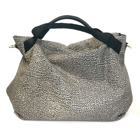 Borsa borboneseChi non si informa adeguatamente in anticipo corre il rischio di ricevere borsa borbonese che non hanno la funzione desiderata o sono realizzati con materiali di qualità inferiore. Se volete un prodotto che soddisfi al meglio le vostre aspettative, dovreste provare un borsa borbonese.
  <p>Per i prodotti si possono trovare test online e confronti tra i prodotti.  I confronti tra i prodotti possono aiutare a confrontare le diverse funzioni o proprietà dei diversi prodotti. Di seguito, spieghiamo perché la ricerca è importante e di cosa si dovrebbe essere consapevoli quando si acquista un articolo.
</p>

<h2>Acquisto di Borsa borbonese - criteri importanti</h2>

<p>Una lista di controllo può aiutarti a evitare di dover cercare informazioni sui prodotti su decine di siti web. Di seguito è riportato un esempio di una lista di controllo che può aiutarvi a trovare il prodotto giusto. Importanti criteri di acquisto includono, ad esempio:
</p><ul>
<li>Opinioni dei clienti</li>
<li>Confronti dei prezzi</li>
<li>Dettagli del prodotto</li>
<li>Termini e condizioni di consegna</li>
<li>Domande dei clienti e risposte dei marchi</li>
</ul>
<h2>Qual è l