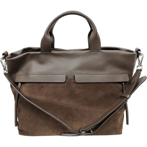 Borsa donna gianniChi non si informa adeguatamente in anticipo corre il rischio di ricevere borsa donna gianni che non hanno la funzione desiderata o sono realizzati con materiali di qualità inferiore. Se volete un prodotto che soddisfi al meglio le vostre aspettative, dovreste provare un borsa donna gianni.
  <p>Per i prodotti si possono trovare test online e confronti tra i prodotti.  I confronti tra i prodotti possono aiutare a confrontare le diverse funzioni o proprietà dei diversi prodotti. Di seguito, spieghiamo perché la ricerca è importante e di cosa si dovrebbe essere consapevoli quando si acquista un articolo.
</p>

<h2>Acquisto di Borsa donna gianni - criteri importanti</h2>

<p>Una lista di controllo può aiutarti a evitare di dover cercare informazioni sui prodotti su decine di siti web. Di seguito è riportato un esempio di una lista di controllo che può aiutarvi a trovare il prodotto giusto. Importanti criteri di acquisto includono, ad esempio:
</p><ul>
<li>Opinioni dei clienti</li>
<li>Confronti dei prezzi</li>
<li>Dettagli del prodotto</li>
<li>Termini e condizioni di consegna</li>
<li>Domande dei clienti e risposte dei marchi</li>
</ul>
<h2>Qual è l