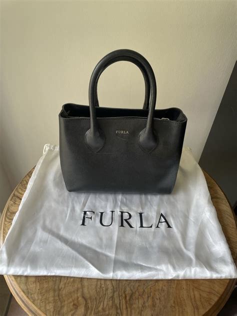Borsa furla originaleChi non si informa adeguatamente in anticipo corre il rischio di ricevere borsa furla originale che non hanno la funzione desiderata o sono realizzati con materiali di qualità inferiore. Se volete un prodotto che soddisfi al meglio le vostre aspettative, dovreste provare un borsa furla originale.
  <p>Per i prodotti si possono trovare test online e confronti tra i prodotti.  I confronti tra i prodotti possono aiutare a confrontare le diverse funzioni o proprietà dei diversi prodotti. Di seguito, spieghiamo perché la ricerca è importante e di cosa si dovrebbe essere consapevoli quando si acquista un articolo.
</p>

<h2>Acquisto di Borsa furla originale - criteri importanti</h2>

<p>Una lista di controllo può aiutarti a evitare di dover cercare informazioni sui prodotti su decine di siti web. Di seguito è riportato un esempio di una lista di controllo che può aiutarvi a trovare il prodotto giusto. Importanti criteri di acquisto includono, ad esempio:
</p><ul>
<li>Opinioni dei clienti</li>
<li>Confronti dei prezzi</li>
<li>Dettagli del prodotto</li>
<li>Termini e condizioni di consegna</li>
<li>Domande dei clienti e risposte dei marchi</li>
</ul>
<h2>Qual è l