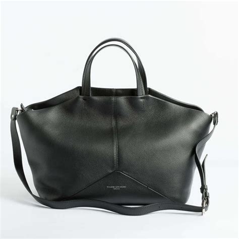 Borsa gianni chiariniChi non si informa adeguatamente in anticipo corre il rischio di ricevere borsa gianni chiarini che non hanno la funzione desiderata o sono realizzati con materiali di qualità inferiore. Se volete un prodotto che soddisfi al meglio le vostre aspettative, dovreste provare un borsa gianni chiarini.
  <p>Per i prodotti si possono trovare test online e confronti tra i prodotti.  I confronti tra i prodotti possono aiutare a confrontare le diverse funzioni o proprietà dei diversi prodotti. Di seguito, spieghiamo perché la ricerca è importante e di cosa si dovrebbe essere consapevoli quando si acquista un articolo.
</p>

<h2>Acquisto di Borsa gianni chiarini - criteri importanti</h2>

<p>Una lista di controllo può aiutarti a evitare di dover cercare informazioni sui prodotti su decine di siti web. Di seguito è riportato un esempio di una lista di controllo che può aiutarvi a trovare il prodotto giusto. Importanti criteri di acquisto includono, ad esempio:
</p><ul>
<li>Opinioni dei clienti</li>
<li>Confronti dei prezzi</li>
<li>Dettagli del prodotto</li>
<li>Termini e condizioni di consegna</li>
<li>Domande dei clienti e risposte dei marchi</li>
</ul>
<h2>Qual è l
