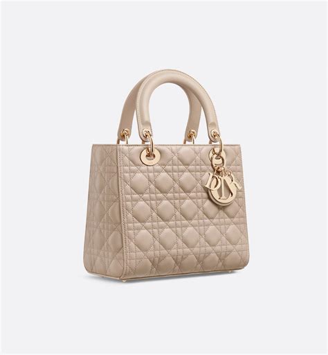 Borsa lady diorChi non si informa adeguatamente in anticipo corre il rischio di ricevere borsa lady dior che non hanno la funzione desiderata o sono realizzati con materiali di qualità inferiore. Se volete un prodotto che soddisfi al meglio le vostre aspettative, dovreste provare un borsa lady dior.
  <p>Per i prodotti si possono trovare test online e confronti tra i prodotti.  I confronti tra i prodotti possono aiutare a confrontare le diverse funzioni o proprietà dei diversi prodotti. Di seguito, spieghiamo perché la ricerca è importante e di cosa si dovrebbe essere consapevoli quando si acquista un articolo.
</p>

<h2>Acquisto di Borsa lady dior - criteri importanti</h2>

<p>Una lista di controllo può aiutarti a evitare di dover cercare informazioni sui prodotti su decine di siti web. Di seguito è riportato un esempio di una lista di controllo che può aiutarvi a trovare il prodotto giusto. Importanti criteri di acquisto includono, ad esempio:
</p><ul>
<li>Opinioni dei clienti</li>
<li>Confronti dei prezzi</li>
<li>Dettagli del prodotto</li>
<li>Termini e condizioni di consegna</li>
<li>Domande dei clienti e risposte dei marchi</li>
</ul>
<h2>Qual è l