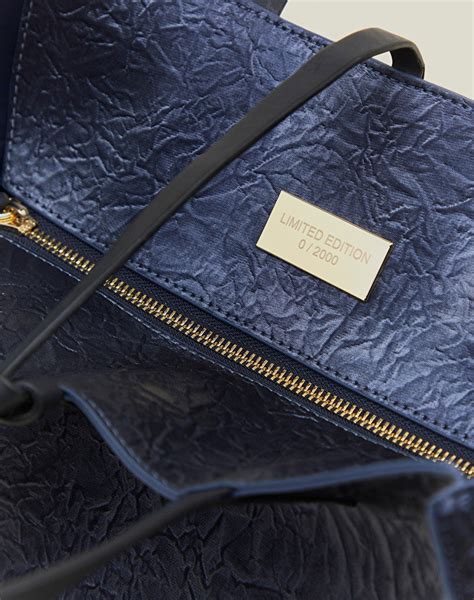 Borsa limited editionChi non si informa adeguatamente in anticipo corre il rischio di ricevere borsa limited edition che non hanno la funzione desiderata o sono realizzati con materiali di qualità inferiore. Se volete un prodotto che soddisfi al meglio le vostre aspettative, dovreste provare un borsa limited edition.
  <p>Per i prodotti si possono trovare test online e confronti tra i prodotti.  I confronti tra i prodotti possono aiutare a confrontare le diverse funzioni o proprietà dei diversi prodotti. Di seguito, spieghiamo perché la ricerca è importante e di cosa si dovrebbe essere consapevoli quando si acquista un articolo.
</p>

<h2>Acquisto di Borsa limited edition - criteri importanti</h2>

<p>Una lista di controllo può aiutarti a evitare di dover cercare informazioni sui prodotti su decine di siti web. Di seguito è riportato un esempio di una lista di controllo che può aiutarvi a trovare il prodotto giusto. Importanti criteri di acquisto includono, ad esempio:
</p><ul>
<li>Opinioni dei clienti</li>
<li>Confronti dei prezzi</li>
<li>Dettagli del prodotto</li>
<li>Termini e condizioni di consegna</li>
<li>Domande dei clienti e risposte dei marchi</li>
</ul>
<h2>Qual è l
