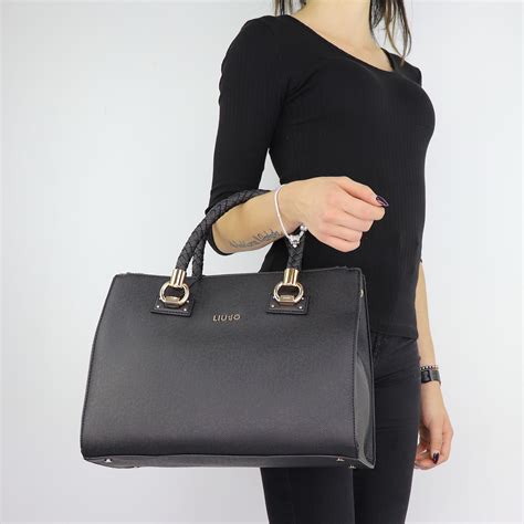 Borsa liu joChi non si informa adeguatamente in anticipo corre il rischio di ricevere borsa liu jo che non hanno la funzione desiderata o sono realizzati con materiali di qualità inferiore. Se volete un prodotto che soddisfi al meglio le vostre aspettative, dovreste provare un borsa liu jo.
  <p>Per i prodotti si possono trovare test online e confronti tra i prodotti.  I confronti tra i prodotti possono aiutare a confrontare le diverse funzioni o proprietà dei diversi prodotti. Di seguito, spieghiamo perché la ricerca è importante e di cosa si dovrebbe essere consapevoli quando si acquista un articolo.
</p>

<h2>Acquisto di Borsa liu jo - criteri importanti</h2>

<p>Una lista di controllo può aiutarti a evitare di dover cercare informazioni sui prodotti su decine di siti web. Di seguito è riportato un esempio di una lista di controllo che può aiutarvi a trovare il prodotto giusto. Importanti criteri di acquisto includono, ad esempio:
</p><ul>
<li>Opinioni dei clienti</li>
<li>Confronti dei prezzi</li>
<li>Dettagli del prodotto</li>
<li>Termini e condizioni di consegna</li>
<li>Domande dei clienti e risposte dei marchi</li>
</ul>
<h2>Qual è l