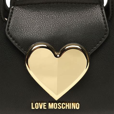 Borsa moschinoChi non si informa adeguatamente in anticipo corre il rischio di ricevere borsa moschino che non hanno la funzione desiderata o sono realizzati con materiali di qualità inferiore. Se volete un prodotto che soddisfi al meglio le vostre aspettative, dovreste provare un borsa moschino.
  <p>Per i prodotti si possono trovare test online e confronti tra i prodotti.  I confronti tra i prodotti possono aiutare a confrontare le diverse funzioni o proprietà dei diversi prodotti. Di seguito, spieghiamo perché la ricerca è importante e di cosa si dovrebbe essere consapevoli quando si acquista un articolo.
</p>

<h2>Acquisto di Borsa moschino - criteri importanti</h2>

<p>Una lista di controllo può aiutarti a evitare di dover cercare informazioni sui prodotti su decine di siti web. Di seguito è riportato un esempio di una lista di controllo che può aiutarvi a trovare il prodotto giusto. Importanti criteri di acquisto includono, ad esempio:
</p><ul>
<li>Opinioni dei clienti</li>
<li>Confronti dei prezzi</li>
<li>Dettagli del prodotto</li>
<li>Termini e condizioni di consegna</li>
<li>Domande dei clienti e risposte dei marchi</li>
</ul>
<h2>Qual è l
