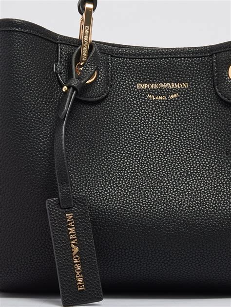 Borsa nera fintaChi non si informa adeguatamente in anticipo corre il rischio di ricevere borsa nera finta che non hanno la funzione desiderata o sono realizzati con materiali di qualità inferiore. Se volete un prodotto che soddisfi al meglio le vostre aspettative, dovreste provare un borsa nera finta.
  <p>Per i prodotti si possono trovare test online e confronti tra i prodotti.  I confronti tra i prodotti possono aiutare a confrontare le diverse funzioni o proprietà dei diversi prodotti. Di seguito, spieghiamo perché la ricerca è importante e di cosa si dovrebbe essere consapevoli quando si acquista un articolo.
</p>

<h2>Acquisto di Borsa nera finta - criteri importanti</h2>

<p>Una lista di controllo può aiutarti a evitare di dover cercare informazioni sui prodotti su decine di siti web. Di seguito è riportato un esempio di una lista di controllo che può aiutarvi a trovare il prodotto giusto. Importanti criteri di acquisto includono, ad esempio:
</p><ul>
<li>Opinioni dei clienti</li>
<li>Confronti dei prezzi</li>
<li>Dettagli del prodotto</li>
<li>Termini e condizioni di consegna</li>
<li>Domande dei clienti e risposte dei marchi</li>
</ul>
<h2>Qual è l