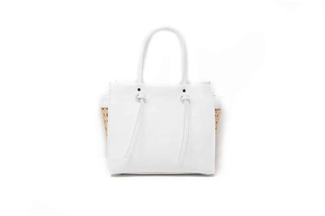 Borsa pelle biancaChi non si informa adeguatamente in anticipo corre il rischio di ricevere borsa pelle bianca che non hanno la funzione desiderata o sono realizzati con materiali di qualità inferiore. Se volete un prodotto che soddisfi al meglio le vostre aspettative, dovreste provare un borsa pelle bianca.
  <p>Per i prodotti si possono trovare test online e confronti tra i prodotti.  I confronti tra i prodotti possono aiutare a confrontare le diverse funzioni o proprietà dei diversi prodotti. Di seguito, spieghiamo perché la ricerca è importante e di cosa si dovrebbe essere consapevoli quando si acquista un articolo.
</p>

<h2>Acquisto di Borsa pelle bianca - criteri importanti</h2>

<p>Una lista di controllo può aiutarti a evitare di dover cercare informazioni sui prodotti su decine di siti web. Di seguito è riportato un esempio di una lista di controllo che può aiutarvi a trovare il prodotto giusto. Importanti criteri di acquisto includono, ad esempio:
</p><ul>
<li>Opinioni dei clienti</li>
<li>Confronti dei prezzi</li>
<li>Dettagli del prodotto</li>
<li>Termini e condizioni di consegna</li>
<li>Domande dei clienti e risposte dei marchi</li>
</ul>
<h2>Qual è l