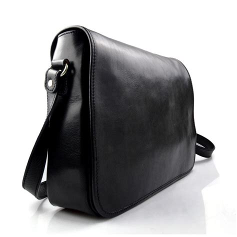 Borsa pelle uomoChi non si informa adeguatamente in anticipo corre il rischio di ricevere borsa pelle uomo che non hanno la funzione desiderata o sono realizzati con materiali di qualità inferiore. Se volete un prodotto che soddisfi al meglio le vostre aspettative, dovreste provare un borsa pelle uomo.
  <p>Per i prodotti si possono trovare test online e confronti tra i prodotti.  I confronti tra i prodotti possono aiutare a confrontare le diverse funzioni o proprietà dei diversi prodotti. Di seguito, spieghiamo perché la ricerca è importante e di cosa si dovrebbe essere consapevoli quando si acquista un articolo.
</p>

<h2>Acquisto di Borsa pelle uomo - criteri importanti</h2>

<p>Una lista di controllo può aiutarti a evitare di dover cercare informazioni sui prodotti su decine di siti web. Di seguito è riportato un esempio di una lista di controllo che può aiutarvi a trovare il prodotto giusto. Importanti criteri di acquisto includono, ad esempio:
</p><ul>
<li>Opinioni dei clienti</li>
<li>Confronti dei prezzi</li>
<li>Dettagli del prodotto</li>
<li>Termini e condizioni di consegna</li>
<li>Domande dei clienti e risposte dei marchi</li>
</ul>
<h2>Qual è l