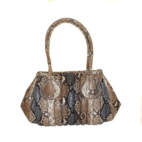 Borsa vero pitoneChi non si informa adeguatamente in anticipo corre il rischio di ricevere borsa vero pitone che non hanno la funzione desiderata o sono realizzati con materiali di qualità inferiore. Se volete un prodotto che soddisfi al meglio le vostre aspettative, dovreste provare un borsa vero pitone.
  <p>Per i prodotti si possono trovare test online e confronti tra i prodotti.  I confronti tra i prodotti possono aiutare a confrontare le diverse funzioni o proprietà dei diversi prodotti. Di seguito, spieghiamo perché la ricerca è importante e di cosa si dovrebbe essere consapevoli quando si acquista un articolo.
</p>

<h2>Acquisto di Borsa vero pitone - criteri importanti</h2>

<p>Una lista di controllo può aiutarti a evitare di dover cercare informazioni sui prodotti su decine di siti web. Di seguito è riportato un esempio di una lista di controllo che può aiutarvi a trovare il prodotto giusto. Importanti criteri di acquisto includono, ad esempio:
</p><ul>
<li>Opinioni dei clienti</li>
<li>Confronti dei prezzi</li>
<li>Dettagli del prodotto</li>
<li>Termini e condizioni di consegna</li>
<li>Domande dei clienti e risposte dei marchi</li>
</ul>
<h2>Qual è l