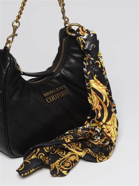 Borsa versace jeansChi non si informa adeguatamente in anticipo corre il rischio di ricevere borsa versace jeans che non hanno la funzione desiderata o sono realizzati con materiali di qualità inferiore. Se volete un prodotto che soddisfi al meglio le vostre aspettative, dovreste provare un borsa versace jeans.
  <p>Per i prodotti si possono trovare test online e confronti tra i prodotti.  I confronti tra i prodotti possono aiutare a confrontare le diverse funzioni o proprietà dei diversi prodotti. Di seguito, spieghiamo perché la ricerca è importante e di cosa si dovrebbe essere consapevoli quando si acquista un articolo.
</p>

<h2>Acquisto di Borsa versace jeans - criteri importanti</h2>

<p>Una lista di controllo può aiutarti a evitare di dover cercare informazioni sui prodotti su decine di siti web. Di seguito è riportato un esempio di una lista di controllo che può aiutarvi a trovare il prodotto giusto. Importanti criteri di acquisto includono, ad esempio:
</p><ul>
<li>Opinioni dei clienti</li>
<li>Confronti dei prezzi</li>
<li>Dettagli del prodotto</li>
<li>Termini e condizioni di consegna</li>
<li>Domande dei clienti e risposte dei marchi</li>
</ul>
<h2>Qual è l