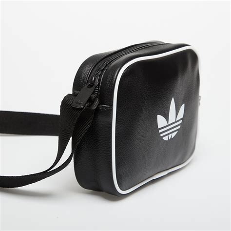 Borse a tracolla adidasChi non si informa adeguatamente in anticipo corre il rischio di ricevere borse a tracolla adidas che non hanno la funzione desiderata o sono realizzati con materiali di qualità inferiore. Se volete un prodotto che soddisfi al meglio le vostre aspettative, dovreste provare un borse a tracolla adidas.
  <p>Per i prodotti si possono trovare test online e confronti tra i prodotti.  I confronti tra i prodotti possono aiutare a confrontare le diverse funzioni o proprietà dei diversi prodotti. Di seguito, spieghiamo perché la ricerca è importante e di cosa si dovrebbe essere consapevoli quando si acquista un articolo.
</p>

<h2>Acquisto di Borse a tracolla adidas - criteri importanti</h2>

<p>Una lista di controllo può aiutarti a evitare di dover cercare informazioni sui prodotti su decine di siti web. Di seguito è riportato un esempio di una lista di controllo che può aiutarvi a trovare il prodotto giusto. Importanti criteri di acquisto includono, ad esempio:
</p><ul>
<li>Opinioni dei clienti</li>
<li>Confronti dei prezzi</li>
<li>Dettagli del prodotto</li>
<li>Termini e condizioni di consegna</li>
<li>Domande dei clienti e risposte dei marchi</li>
</ul>
<h2>Qual è l