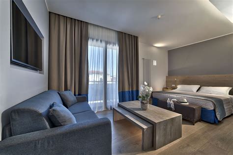 Camere hotelChi non si informa adeguatamente in anticipo corre il rischio di ricevere camere hotel che non hanno la funzione desiderata o sono realizzati con materiali di qualità inferiore. Se volete un prodotto che soddisfi al meglio le vostre aspettative, dovreste provare un camere hotel.
  <p>Per i prodotti si possono trovare test online e confronti tra i prodotti.  I confronti tra i prodotti possono aiutare a confrontare le diverse funzioni o proprietà dei diversi prodotti. Di seguito, spieghiamo perché la ricerca è importante e di cosa si dovrebbe essere consapevoli quando si acquista un articolo.
</p>

<h2>Acquisto di Camere hotel - criteri importanti</h2>

<p>Una lista di controllo può aiutarti a evitare di dover cercare informazioni sui prodotti su decine di siti web. Di seguito è riportato un esempio di una lista di controllo che può aiutarvi a trovare il prodotto giusto. Importanti criteri di acquisto includono, ad esempio:
</p><ul>
<li>Opinioni dei clienti</li>
<li>Confronti dei prezzi</li>
<li>Dettagli del prodotto</li>
<li>Termini e condizioni di consegna</li>
<li>Domande dei clienti e risposte dei marchi</li>
</ul>
<h2>Qual è l