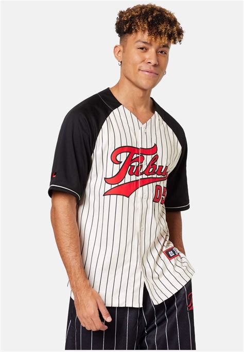 Camicia baseballChi non si informa adeguatamente in anticipo corre il rischio di ricevere camicia baseball che non hanno la funzione desiderata o sono realizzati con materiali di qualità inferiore. Se volete un prodotto che soddisfi al meglio le vostre aspettative, dovreste provare un camicia baseball.
  <p>Per i prodotti si possono trovare test online e confronti tra i prodotti.  I confronti tra i prodotti possono aiutare a confrontare le diverse funzioni o proprietà dei diversi prodotti. Di seguito, spieghiamo perché la ricerca è importante e di cosa si dovrebbe essere consapevoli quando si acquista un articolo.
</p>

<h2>Acquisto di Camicia baseball - criteri importanti</h2>

<p>Una lista di controllo può aiutarti a evitare di dover cercare informazioni sui prodotti su decine di siti web. Di seguito è riportato un esempio di una lista di controllo che può aiutarvi a trovare il prodotto giusto. Importanti criteri di acquisto includono, ad esempio:
</p><ul>
<li>Opinioni dei clienti</li>
<li>Confronti dei prezzi</li>
<li>Dettagli del prodotto</li>
<li>Termini e condizioni di consegna</li>
<li>Domande dei clienti e risposte dei marchi</li>
</ul>
<h2>Qual è l