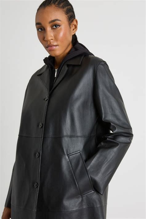 Cappotto pelle neroChi non si informa adeguatamente in anticipo corre il rischio di ricevere cappotto pelle nero che non hanno la funzione desiderata o sono realizzati con materiali di qualità inferiore. Se volete un prodotto che soddisfi al meglio le vostre aspettative, dovreste provare un cappotto pelle nero.
  <p>Per i prodotti si possono trovare test online e confronti tra i prodotti.  I confronti tra i prodotti possono aiutare a confrontare le diverse funzioni o proprietà dei diversi prodotti. Di seguito, spieghiamo perché la ricerca è importante e di cosa si dovrebbe essere consapevoli quando si acquista un articolo.
</p>

<h2>Acquisto di Cappotto pelle nero - criteri importanti</h2>

<p>Una lista di controllo può aiutarti a evitare di dover cercare informazioni sui prodotti su decine di siti web. Di seguito è riportato un esempio di una lista di controllo che può aiutarvi a trovare il prodotto giusto. Importanti criteri di acquisto includono, ad esempio:
</p><ul>
<li>Opinioni dei clienti</li>
<li>Confronti dei prezzi</li>
<li>Dettagli del prodotto</li>
<li>Termini e condizioni di consegna</li>
<li>Domande dei clienti e risposte dei marchi</li>
</ul>
<h2>Qual è l