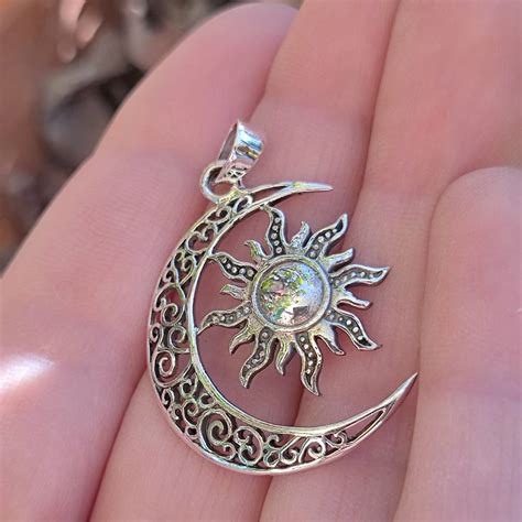 Ciondolo luna argentoChi non si informa adeguatamente in anticipo corre il rischio di ricevere ciondolo luna argento che non hanno la funzione desiderata o sono realizzati con materiali di qualità inferiore. Se volete un prodotto che soddisfi al meglio le vostre aspettative, dovreste provare un ciondolo luna argento.
  <p>Per i prodotti si possono trovare test online e confronti tra i prodotti.  I confronti tra i prodotti possono aiutare a confrontare le diverse funzioni o proprietà dei diversi prodotti. Di seguito, spieghiamo perché la ricerca è importante e di cosa si dovrebbe essere consapevoli quando si acquista un articolo.
</p>

<h2>Acquisto di Ciondolo luna argento - criteri importanti</h2>

<p>Una lista di controllo può aiutarti a evitare di dover cercare informazioni sui prodotti su decine di siti web. Di seguito è riportato un esempio di una lista di controllo che può aiutarvi a trovare il prodotto giusto. Importanti criteri di acquisto includono, ad esempio:
</p><ul>
<li>Opinioni dei clienti</li>
<li>Confronti dei prezzi</li>
<li>Dettagli del prodotto</li>
<li>Termini e condizioni di consegna</li>
<li>Domande dei clienti e risposte dei marchi</li>
</ul>
<h2>Qual è l