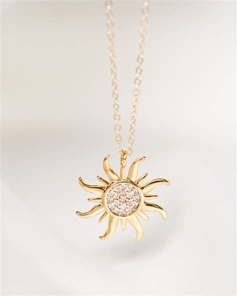 Collana pendente oroChi non si informa adeguatamente in anticipo corre il rischio di ricevere collana pendente oro che non hanno la funzione desiderata o sono realizzati con materiali di qualità inferiore. Se volete un prodotto che soddisfi al meglio le vostre aspettative, dovreste provare un collana pendente oro.
  <p>Per i prodotti si possono trovare test online e confronti tra i prodotti.  I confronti tra i prodotti possono aiutare a confrontare le diverse funzioni o proprietà dei diversi prodotti. Di seguito, spieghiamo perché la ricerca è importante e di cosa si dovrebbe essere consapevoli quando si acquista un articolo.
</p>

<h2>Acquisto di Collana pendente oro - criteri importanti</h2>

<p>Una lista di controllo può aiutarti a evitare di dover cercare informazioni sui prodotti su decine di siti web. Di seguito è riportato un esempio di una lista di controllo che può aiutarvi a trovare il prodotto giusto. Importanti criteri di acquisto includono, ad esempio:
</p><ul>
<li>Opinioni dei clienti</li>
<li>Confronti dei prezzi</li>
<li>Dettagli del prodotto</li>
<li>Termini e condizioni di consegna</li>
<li>Domande dei clienti e risposte dei marchi</li>
</ul>
<h2>Qual è l