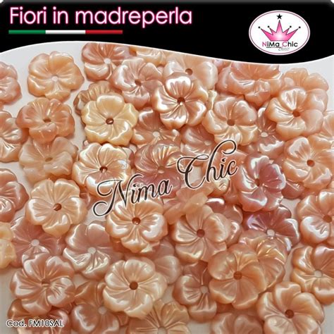 Fiori madreperlaChi non si informa adeguatamente in anticipo corre il rischio di ricevere fiori madreperla che non hanno la funzione desiderata o sono realizzati con materiali di qualità inferiore. Se volete un prodotto che soddisfi al meglio le vostre aspettative, dovreste provare un fiori madreperla.
  <p>Per i prodotti si possono trovare test online e confronti tra i prodotti.  I confronti tra i prodotti possono aiutare a confrontare le diverse funzioni o proprietà dei diversi prodotti. Di seguito, spieghiamo perché la ricerca è importante e di cosa si dovrebbe essere consapevoli quando si acquista un articolo.
</p>

<h2>Acquisto di Fiori madreperla - criteri importanti</h2>

<p>Una lista di controllo può aiutarti a evitare di dover cercare informazioni sui prodotti su decine di siti web. Di seguito è riportato un esempio di una lista di controllo che può aiutarvi a trovare il prodotto giusto. Importanti criteri di acquisto includono, ad esempio:
</p><ul>
<li>Opinioni dei clienti</li>
<li>Confronti dei prezzi</li>
<li>Dettagli del prodotto</li>
<li>Termini e condizioni di consegna</li>
<li>Domande dei clienti e risposte dei marchi</li>
</ul>
<h2>Qual è l