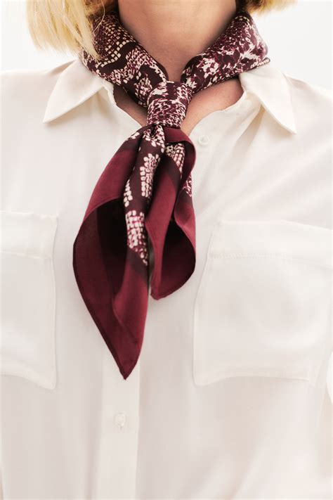 Foulard donnaChi non si informa adeguatamente in anticipo corre il rischio di ricevere foulard donna che non hanno la funzione desiderata o sono realizzati con materiali di qualità inferiore. Se volete un prodotto che soddisfi al meglio le vostre aspettative, dovreste provare un foulard donna.
  <p>Per i prodotti si possono trovare test online e confronti tra i prodotti.  I confronti tra i prodotti possono aiutare a confrontare le diverse funzioni o proprietà dei diversi prodotti. Di seguito, spieghiamo perché la ricerca è importante e di cosa si dovrebbe essere consapevoli quando si acquista un articolo.
</p>

<h2>Acquisto di Foulard donna - criteri importanti</h2>

<p>Una lista di controllo può aiutarti a evitare di dover cercare informazioni sui prodotti su decine di siti web. Di seguito è riportato un esempio di una lista di controllo che può aiutarvi a trovare il prodotto giusto. Importanti criteri di acquisto includono, ad esempio:
</p><ul>
<li>Opinioni dei clienti</li>
<li>Confronti dei prezzi</li>
<li>Dettagli del prodotto</li>
<li>Termini e condizioni di consegna</li>
<li>Domande dei clienti e risposte dei marchi</li>
</ul>
<h2>Qual è l