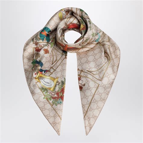 Foulard gucciChi non si informa adeguatamente in anticipo corre il rischio di ricevere foulard gucci che non hanno la funzione desiderata o sono realizzati con materiali di qualità inferiore. Se volete un prodotto che soddisfi al meglio le vostre aspettative, dovreste provare un foulard gucci.
  <p>Per i prodotti si possono trovare test online e confronti tra i prodotti.  I confronti tra i prodotti possono aiutare a confrontare le diverse funzioni o proprietà dei diversi prodotti. Di seguito, spieghiamo perché la ricerca è importante e di cosa si dovrebbe essere consapevoli quando si acquista un articolo.
</p>

<h2>Acquisto di Foulard gucci - criteri importanti</h2>

<p>Una lista di controllo può aiutarti a evitare di dover cercare informazioni sui prodotti su decine di siti web. Di seguito è riportato un esempio di una lista di controllo che può aiutarvi a trovare il prodotto giusto. Importanti criteri di acquisto includono, ad esempio:
</p><ul>
<li>Opinioni dei clienti</li>
<li>Confronti dei prezzi</li>
<li>Dettagli del prodotto</li>
<li>Termini e condizioni di consegna</li>
<li>Domande dei clienti e risposte dei marchi</li>
</ul>
<h2>Qual è l