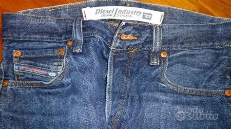 Jeans originaliChi non si informa adeguatamente in anticipo corre il rischio di ricevere jeans originali che non hanno la funzione desiderata o sono realizzati con materiali di qualità inferiore. Se volete un prodotto che soddisfi al meglio le vostre aspettative, dovreste provare un jeans originali.
  <p>Per i prodotti si possono trovare test online e confronti tra i prodotti.  I confronti tra i prodotti possono aiutare a confrontare le diverse funzioni o proprietà dei diversi prodotti. Di seguito, spieghiamo perché la ricerca è importante e di cosa si dovrebbe essere consapevoli quando si acquista un articolo.
</p>

<h2>Acquisto di Jeans originali - criteri importanti</h2>

<p>Una lista di controllo può aiutarti a evitare di dover cercare informazioni sui prodotti su decine di siti web. Di seguito è riportato un esempio di una lista di controllo che può aiutarvi a trovare il prodotto giusto. Importanti criteri di acquisto includono, ad esempio:
</p><ul>
<li>Opinioni dei clienti</li>
<li>Confronti dei prezzi</li>
<li>Dettagli del prodotto</li>
<li>Termini e condizioni di consegna</li>
<li>Domande dei clienti e risposte dei marchi</li>
</ul>
<h2>Qual è l