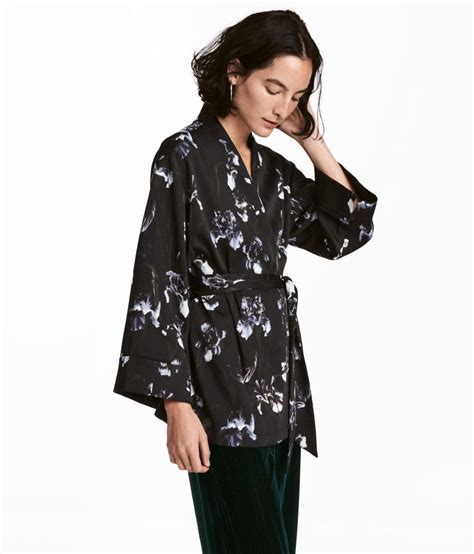 Kimono h mChi non si informa adeguatamente in anticipo corre il rischio di ricevere kimono h m che non hanno la funzione desiderata o sono realizzati con materiali di qualità inferiore. Se volete un prodotto che soddisfi al meglio le vostre aspettative, dovreste provare un kimono h m.
  <p>Per i prodotti si possono trovare test online e confronti tra i prodotti.  I confronti tra i prodotti possono aiutare a confrontare le diverse funzioni o proprietà dei diversi prodotti. Di seguito, spieghiamo perché la ricerca è importante e di cosa si dovrebbe essere consapevoli quando si acquista un articolo.
</p>

<h2>Acquisto di Kimono h m - criteri importanti</h2>

<p>Una lista di controllo può aiutarti a evitare di dover cercare informazioni sui prodotti su decine di siti web. Di seguito è riportato un esempio di una lista di controllo che può aiutarvi a trovare il prodotto giusto. Importanti criteri di acquisto includono, ad esempio:
</p><ul>
<li>Opinioni dei clienti</li>
<li>Confronti dei prezzi</li>
<li>Dettagli del prodotto</li>
<li>Termini e condizioni di consegna</li>
<li>Domande dei clienti e risposte dei marchi</li>
</ul>
<h2>Qual è l