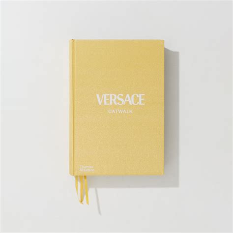 Libro versaceChi non si informa adeguatamente in anticipo corre il rischio di ricevere libro versace che non hanno la funzione desiderata o sono realizzati con materiali di qualità inferiore. Se volete un prodotto che soddisfi al meglio le vostre aspettative, dovreste provare un libro versace.
  <p>Per i prodotti si possono trovare test online e confronti tra i prodotti.  I confronti tra i prodotti possono aiutare a confrontare le diverse funzioni o proprietà dei diversi prodotti. Di seguito, spieghiamo perché la ricerca è importante e di cosa si dovrebbe essere consapevoli quando si acquista un articolo.
</p>

<h2>Acquisto di Libro versace - criteri importanti</h2>

<p>Una lista di controllo può aiutarti a evitare di dover cercare informazioni sui prodotti su decine di siti web. Di seguito è riportato un esempio di una lista di controllo che può aiutarvi a trovare il prodotto giusto. Importanti criteri di acquisto includono, ad esempio:
</p><ul>
<li>Opinioni dei clienti</li>
<li>Confronti dei prezzi</li>
<li>Dettagli del prodotto</li>
<li>Termini e condizioni di consegna</li>
<li>Domande dei clienti e risposte dei marchi</li>
</ul>
<h2>Qual è l
