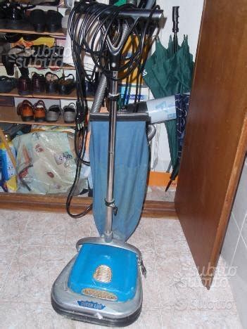 Lucidatrice anniChi non si informa adeguatamente in anticipo corre il rischio di ricevere lucidatrice anni che non hanno la funzione desiderata o sono realizzati con materiali di qualità inferiore. Se volete un prodotto che soddisfi al meglio le vostre aspettative, dovreste provare un lucidatrice anni.
  <p>Per i prodotti si possono trovare test online e confronti tra i prodotti.  I confronti tra i prodotti possono aiutare a confrontare le diverse funzioni o proprietà dei diversi prodotti. Di seguito, spieghiamo perché la ricerca è importante e di cosa si dovrebbe essere consapevoli quando si acquista un articolo.
</p>

<h2>Acquisto di Lucidatrice anni - criteri importanti</h2>

<p>Una lista di controllo può aiutarti a evitare di dover cercare informazioni sui prodotti su decine di siti web. Di seguito è riportato un esempio di una lista di controllo che può aiutarvi a trovare il prodotto giusto. Importanti criteri di acquisto includono, ad esempio:
</p><ul>
<li>Opinioni dei clienti</li>
<li>Confronti dei prezzi</li>
<li>Dettagli del prodotto</li>
<li>Termini e condizioni di consegna</li>
<li>Domande dei clienti e risposte dei marchi</li>
</ul>
<h2>Qual è l