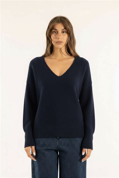 Maglia scollo vChi non si informa adeguatamente in anticipo corre il rischio di ricevere maglia scollo v che non hanno la funzione desiderata o sono realizzati con materiali di qualità inferiore. Se volete un prodotto che soddisfi al meglio le vostre aspettative, dovreste provare un maglia scollo v.
  <p>Per i prodotti si possono trovare test online e confronti tra i prodotti.  I confronti tra i prodotti possono aiutare a confrontare le diverse funzioni o proprietà dei diversi prodotti. Di seguito, spieghiamo perché la ricerca è importante e di cosa si dovrebbe essere consapevoli quando si acquista un articolo.
</p>

<h2>Acquisto di Maglia scollo v - criteri importanti</h2>

<p>Una lista di controllo può aiutarti a evitare di dover cercare informazioni sui prodotti su decine di siti web. Di seguito è riportato un esempio di una lista di controllo che può aiutarvi a trovare il prodotto giusto. Importanti criteri di acquisto includono, ad esempio:
</p><ul>
<li>Opinioni dei clienti</li>
<li>Confronti dei prezzi</li>
<li>Dettagli del prodotto</li>
<li>Termini e condizioni di consegna</li>
<li>Domande dei clienti e risposte dei marchi</li>
</ul>
<h2>Qual è l