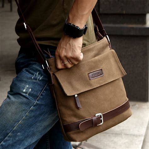 Man messenger bagChi non si informa adeguatamente in anticipo corre il rischio di ricevere man messenger bag che non hanno la funzione desiderata o sono realizzati con materiali di qualità inferiore. Se volete un prodotto che soddisfi al meglio le vostre aspettative, dovreste provare un man messenger bag.
  <p>Per i prodotti si possono trovare test online e confronti tra i prodotti.  I confronti tra i prodotti possono aiutare a confrontare le diverse funzioni o proprietà dei diversi prodotti. Di seguito, spieghiamo perché la ricerca è importante e di cosa si dovrebbe essere consapevoli quando si acquista un articolo.
</p>

<h2>Acquisto di Man messenger bag - criteri importanti</h2>

<p>Una lista di controllo può aiutarti a evitare di dover cercare informazioni sui prodotti su decine di siti web. Di seguito è riportato un esempio di una lista di controllo che può aiutarvi a trovare il prodotto giusto. Importanti criteri di acquisto includono, ad esempio:
</p><ul>
<li>Opinioni dei clienti</li>
<li>Confronti dei prezzi</li>
<li>Dettagli del prodotto</li>
<li>Termini e condizioni di consegna</li>
<li>Domande dei clienti e risposte dei marchi</li>
</ul>
<h2>Qual è l