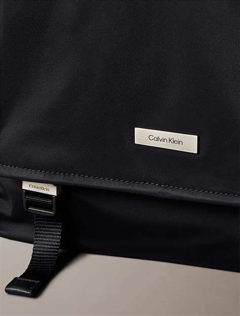 Messenger calvin kleinChi non si informa adeguatamente in anticipo corre il rischio di ricevere messenger calvin klein che non hanno la funzione desiderata o sono realizzati con materiali di qualità inferiore. Se volete un prodotto che soddisfi al meglio le vostre aspettative, dovreste provare un messenger calvin klein.
  <p>Per i prodotti si possono trovare test online e confronti tra i prodotti.  I confronti tra i prodotti possono aiutare a confrontare le diverse funzioni o proprietà dei diversi prodotti. Di seguito, spieghiamo perché la ricerca è importante e di cosa si dovrebbe essere consapevoli quando si acquista un articolo.
</p>

<h2>Acquisto di Messenger calvin klein - criteri importanti</h2>

<p>Una lista di controllo può aiutarti a evitare di dover cercare informazioni sui prodotti su decine di siti web. Di seguito è riportato un esempio di una lista di controllo che può aiutarvi a trovare il prodotto giusto. Importanti criteri di acquisto includono, ad esempio:
</p><ul>
<li>Opinioni dei clienti</li>
<li>Confronti dei prezzi</li>
<li>Dettagli del prodotto</li>
<li>Termini e condizioni di consegna</li>
<li>Domande dei clienti e risposte dei marchi</li>
</ul>
<h2>Qual è l