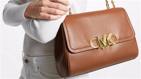 Nuova michael korsChi non si informa adeguatamente in anticipo corre il rischio di ricevere nuova michael kors che non hanno la funzione desiderata o sono realizzati con materiali di qualità inferiore. Se volete un prodotto che soddisfi al meglio le vostre aspettative, dovreste provare un nuova michael kors.
  <p>Per i prodotti si possono trovare test online e confronti tra i prodotti.  I confronti tra i prodotti possono aiutare a confrontare le diverse funzioni o proprietà dei diversi prodotti. Di seguito, spieghiamo perché la ricerca è importante e di cosa si dovrebbe essere consapevoli quando si acquista un articolo.
</p>

<h2>Acquisto di Nuova michael kors - criteri importanti</h2>

<p>Una lista di controllo può aiutarti a evitare di dover cercare informazioni sui prodotti su decine di siti web. Di seguito è riportato un esempio di una lista di controllo che può aiutarvi a trovare il prodotto giusto. Importanti criteri di acquisto includono, ad esempio:
</p><ul>
<li>Opinioni dei clienti</li>
<li>Confronti dei prezzi</li>
<li>Dettagli del prodotto</li>
<li>Termini e condizioni di consegna</li>
<li>Domande dei clienti e risposte dei marchi</li>
</ul>
<h2>Qual è l