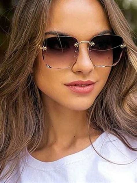 Occhiali sole donnaChi non si informa adeguatamente in anticipo corre il rischio di ricevere occhiali sole donna che non hanno la funzione desiderata o sono realizzati con materiali di qualità inferiore. Se volete un prodotto che soddisfi al meglio le vostre aspettative, dovreste provare un occhiali sole donna.
  <p>Per i prodotti si possono trovare test online e confronti tra i prodotti.  I confronti tra i prodotti possono aiutare a confrontare le diverse funzioni o proprietà dei diversi prodotti. Di seguito, spieghiamo perché la ricerca è importante e di cosa si dovrebbe essere consapevoli quando si acquista un articolo.
</p>

<h2>Acquisto di Occhiali sole donna - criteri importanti</h2>

<p>Una lista di controllo può aiutarti a evitare di dover cercare informazioni sui prodotti su decine di siti web. Di seguito è riportato un esempio di una lista di controllo che può aiutarvi a trovare il prodotto giusto. Importanti criteri di acquisto includono, ad esempio:
</p><ul>
<li>Opinioni dei clienti</li>
<li>Confronti dei prezzi</li>
<li>Dettagli del prodotto</li>
<li>Termini e condizioni di consegna</li>
<li>Domande dei clienti e risposte dei marchi</li>
</ul>
<h2>Qual è l