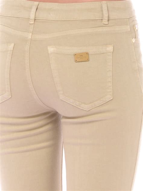 Pantalone donna con tascheChi non si informa adeguatamente in anticipo corre il rischio di ricevere pantalone donna con tasche che non hanno la funzione desiderata o sono realizzati con materiali di qualità inferiore. Se volete un prodotto che soddisfi al meglio le vostre aspettative, dovreste provare un pantalone donna con tasche.
  <p>Per i prodotti si possono trovare test online e confronti tra i prodotti.  I confronti tra i prodotti possono aiutare a confrontare le diverse funzioni o proprietà dei diversi prodotti. Di seguito, spieghiamo perché la ricerca è importante e di cosa si dovrebbe essere consapevoli quando si acquista un articolo.
</p>

<h2>Acquisto di Pantalone donna con tasche - criteri importanti</h2>

<p>Una lista di controllo può aiutarti a evitare di dover cercare informazioni sui prodotti su decine di siti web. Di seguito è riportato un esempio di una lista di controllo che può aiutarvi a trovare il prodotto giusto. Importanti criteri di acquisto includono, ad esempio:
</p><ul>
<li>Opinioni dei clienti</li>
<li>Confronti dei prezzi</li>
<li>Dettagli del prodotto</li>
<li>Termini e condizioni di consegna</li>
<li>Domande dei clienti e risposte dei marchi</li>
</ul>
<h2>Qual è l