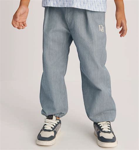 Pantaloni bambiniChi non si informa adeguatamente in anticipo corre il rischio di ricevere pantaloni bambini che non hanno la funzione desiderata o sono realizzati con materiali di qualità inferiore. Se volete un prodotto che soddisfi al meglio le vostre aspettative, dovreste provare un pantaloni bambini.
  <p>Per i prodotti si possono trovare test online e confronti tra i prodotti.  I confronti tra i prodotti possono aiutare a confrontare le diverse funzioni o proprietà dei diversi prodotti. Di seguito, spieghiamo perché la ricerca è importante e di cosa si dovrebbe essere consapevoli quando si acquista un articolo.
</p>

<h2>Acquisto di Pantaloni bambini - criteri importanti</h2>

<p>Una lista di controllo può aiutarti a evitare di dover cercare informazioni sui prodotti su decine di siti web. Di seguito è riportato un esempio di una lista di controllo che può aiutarvi a trovare il prodotto giusto. Importanti criteri di acquisto includono, ad esempio:
</p><ul>
<li>Opinioni dei clienti</li>
<li>Confronti dei prezzi</li>
<li>Dettagli del prodotto</li>
<li>Termini e condizioni di consegna</li>
<li>Domande dei clienti e risposte dei marchi</li>
</ul>
<h2>Qual è l