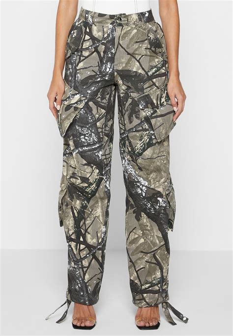 Pantaloni camoChi non si informa adeguatamente in anticipo corre il rischio di ricevere pantaloni camo che non hanno la funzione desiderata o sono realizzati con materiali di qualità inferiore. Se volete un prodotto che soddisfi al meglio le vostre aspettative, dovreste provare un pantaloni camo.
  <p>Per i prodotti si possono trovare test online e confronti tra i prodotti.  I confronti tra i prodotti possono aiutare a confrontare le diverse funzioni o proprietà dei diversi prodotti. Di seguito, spieghiamo perché la ricerca è importante e di cosa si dovrebbe essere consapevoli quando si acquista un articolo.
</p>

<h2>Acquisto di Pantaloni camo - criteri importanti</h2>

<p>Una lista di controllo può aiutarti a evitare di dover cercare informazioni sui prodotti su decine di siti web. Di seguito è riportato un esempio di una lista di controllo che può aiutarvi a trovare il prodotto giusto. Importanti criteri di acquisto includono, ad esempio:
</p><ul>
<li>Opinioni dei clienti</li>
<li>Confronti dei prezzi</li>
<li>Dettagli del prodotto</li>
<li>Termini e condizioni di consegna</li>
<li>Domande dei clienti e risposte dei marchi</li>
</ul>
<h2>Qual è l