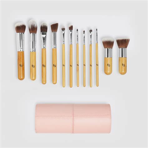 Pennelli make up foreverChi non si informa adeguatamente in anticipo corre il rischio di ricevere pennelli make up forever che non hanno la funzione desiderata o sono realizzati con materiali di qualità inferiore. Se volete un prodotto che soddisfi al meglio le vostre aspettative, dovreste provare un pennelli make up forever.
  <p>Per i prodotti si possono trovare test online e confronti tra i prodotti.  I confronti tra i prodotti possono aiutare a confrontare le diverse funzioni o proprietà dei diversi prodotti. Di seguito, spieghiamo perché la ricerca è importante e di cosa si dovrebbe essere consapevoli quando si acquista un articolo.
</p>

<h2>Acquisto di Pennelli make up forever - criteri importanti</h2>

<p>Una lista di controllo può aiutarti a evitare di dover cercare informazioni sui prodotti su decine di siti web. Di seguito è riportato un esempio di una lista di controllo che può aiutarvi a trovare il prodotto giusto. Importanti criteri di acquisto includono, ad esempio:
</p><ul>
<li>Opinioni dei clienti</li>
<li>Confronti dei prezzi</li>
<li>Dettagli del prodotto</li>
<li>Termini e condizioni di consegna</li>
<li>Domande dei clienti e risposte dei marchi</li>
</ul>
<h2>Qual è l