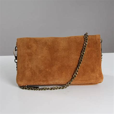Pochette camoscioChi non si informa adeguatamente in anticipo corre il rischio di ricevere pochette camoscio che non hanno la funzione desiderata o sono realizzati con materiali di qualità inferiore. Se volete un prodotto che soddisfi al meglio le vostre aspettative, dovreste provare un pochette camoscio.
  <p>Per i prodotti si possono trovare test online e confronti tra i prodotti.  I confronti tra i prodotti possono aiutare a confrontare le diverse funzioni o proprietà dei diversi prodotti. Di seguito, spieghiamo perché la ricerca è importante e di cosa si dovrebbe essere consapevoli quando si acquista un articolo.
</p>

<h2>Acquisto di Pochette camoscio - criteri importanti</h2>

<p>Una lista di controllo può aiutarti a evitare di dover cercare informazioni sui prodotti su decine di siti web. Di seguito è riportato un esempio di una lista di controllo che può aiutarvi a trovare il prodotto giusto. Importanti criteri di acquisto includono, ad esempio:
</p><ul>
<li>Opinioni dei clienti</li>
<li>Confronti dei prezzi</li>
<li>Dettagli del prodotto</li>
<li>Termini e condizioni di consegna</li>
<li>Domande dei clienti e risposte dei marchi</li>
</ul>
<h2>Qual è l