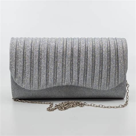 Pochette cerimoniaChi non si informa adeguatamente in anticipo corre il rischio di ricevere pochette cerimonia che non hanno la funzione desiderata o sono realizzati con materiali di qualità inferiore. Se volete un prodotto che soddisfi al meglio le vostre aspettative, dovreste provare un pochette cerimonia.
  <p>Per i prodotti si possono trovare test online e confronti tra i prodotti.  I confronti tra i prodotti possono aiutare a confrontare le diverse funzioni o proprietà dei diversi prodotti. Di seguito, spieghiamo perché la ricerca è importante e di cosa si dovrebbe essere consapevoli quando si acquista un articolo.
</p>

<h2>Acquisto di Pochette cerimonia - criteri importanti</h2>

<p>Una lista di controllo può aiutarti a evitare di dover cercare informazioni sui prodotti su decine di siti web. Di seguito è riportato un esempio di una lista di controllo che può aiutarvi a trovare il prodotto giusto. Importanti criteri di acquisto includono, ad esempio:
</p><ul>
<li>Opinioni dei clienti</li>
<li>Confronti dei prezzi</li>
<li>Dettagli del prodotto</li>
<li>Termini e condizioni di consegna</li>
<li>Domande dei clienti e risposte dei marchi</li>
</ul>
<h2>Qual è l