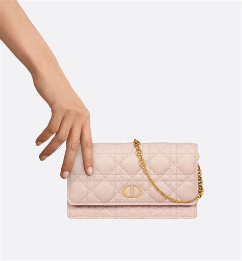 Pochette rosa cipriaChi non si informa adeguatamente in anticipo corre il rischio di ricevere pochette rosa cipria che non hanno la funzione desiderata o sono realizzati con materiali di qualità inferiore. Se volete un prodotto che soddisfi al meglio le vostre aspettative, dovreste provare un pochette rosa cipria.
  <p>Per i prodotti si possono trovare test online e confronti tra i prodotti.  I confronti tra i prodotti possono aiutare a confrontare le diverse funzioni o proprietà dei diversi prodotti. Di seguito, spieghiamo perché la ricerca è importante e di cosa si dovrebbe essere consapevoli quando si acquista un articolo.
</p>

<h2>Acquisto di Pochette rosa cipria - criteri importanti</h2>

<p>Una lista di controllo può aiutarti a evitare di dover cercare informazioni sui prodotti su decine di siti web. Di seguito è riportato un esempio di una lista di controllo che può aiutarvi a trovare il prodotto giusto. Importanti criteri di acquisto includono, ad esempio:
</p><ul>
<li>Opinioni dei clienti</li>
<li>Confronti dei prezzi</li>
<li>Dettagli del prodotto</li>
<li>Termini e condizioni di consegna</li>
<li>Domande dei clienti e risposte dei marchi</li>
</ul>
<h2>Qual è l
