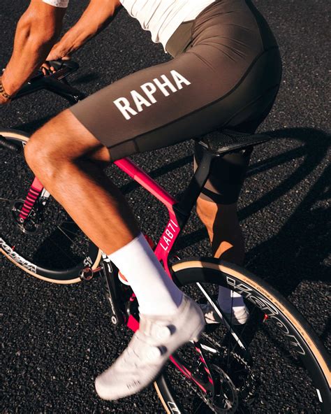RaphaChi non si informa adeguatamente in anticipo corre il rischio di ricevere rapha che non hanno la funzione desiderata o sono realizzati con materiali di qualità inferiore. Se volete un prodotto che soddisfi al meglio le vostre aspettative, dovreste provare un rapha.
  <p>Per i prodotti si possono trovare test online e confronti tra i prodotti.  I confronti tra i prodotti possono aiutare a confrontare le diverse funzioni o proprietà dei diversi prodotti. Di seguito, spieghiamo perché la ricerca è importante e di cosa si dovrebbe essere consapevoli quando si acquista un articolo.
</p>

<h2>Acquisto di Rapha - criteri importanti</h2>

<p>Una lista di controllo può aiutarti a evitare di dover cercare informazioni sui prodotti su decine di siti web. Di seguito è riportato un esempio di una lista di controllo che può aiutarvi a trovare il prodotto giusto. Importanti criteri di acquisto includono, ad esempio:
</p><ul>
<li>Opinioni dei clienti</li>
<li>Confronti dei prezzi</li>
<li>Dettagli del prodotto</li>
<li>Termini e condizioni di consegna</li>
<li>Domande dei clienti e risposte dei marchi</li>
</ul>
<h2>Qual è l