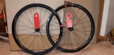 Ruote complete carbonioChi non si informa adeguatamente in anticipo corre il rischio di ricevere ruote complete carbonio che non hanno la funzione desiderata o sono realizzati con materiali di qualità inferiore. Se volete un prodotto che soddisfi al meglio le vostre aspettative, dovreste provare un ruote complete carbonio.
  <p>Per i prodotti si possono trovare test online e confronti tra i prodotti.  I confronti tra i prodotti possono aiutare a confrontare le diverse funzioni o proprietà dei diversi prodotti. Di seguito, spieghiamo perché la ricerca è importante e di cosa si dovrebbe essere consapevoli quando si acquista un articolo.
</p>

<h2>Acquisto di Ruote complete carbonio - criteri importanti</h2>

<p>Una lista di controllo può aiutarti a evitare di dover cercare informazioni sui prodotti su decine di siti web. Di seguito è riportato un esempio di una lista di controllo che può aiutarvi a trovare il prodotto giusto. Importanti criteri di acquisto includono, ad esempio:
</p><ul>
<li>Opinioni dei clienti</li>
<li>Confronti dei prezzi</li>
<li>Dettagli del prodotto</li>
<li>Termini e condizioni di consegna</li>
<li>Domande dei clienti e risposte dei marchi</li>
</ul>
<h2>Qual è l
